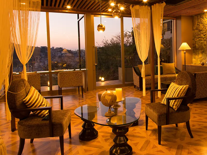 雑賀崎漁港を望むお洒落なラウンジ